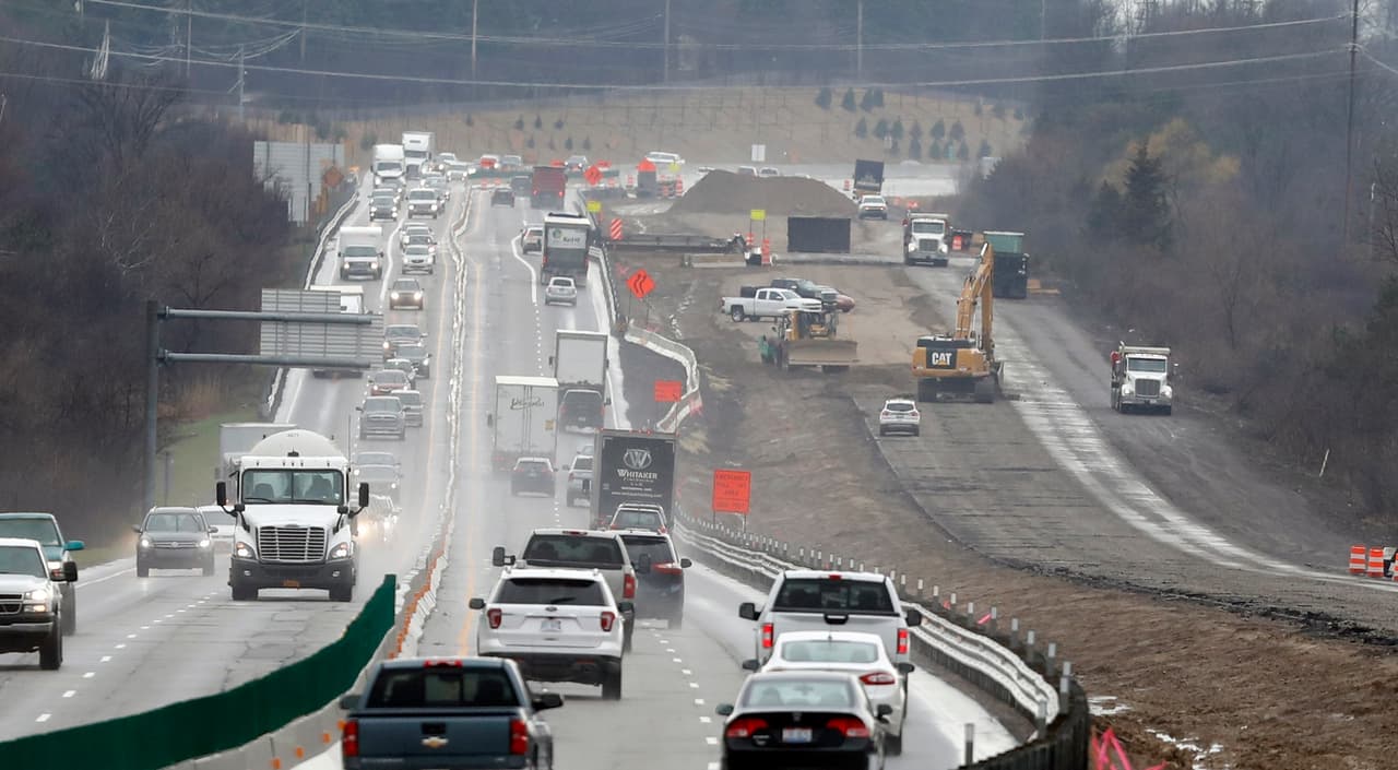 <b>Troy, Michigan</b>
<br>Fue catalogada como la 19 ciudad más segura de Estados Unidos. A menudo es reconocida por un popular programa de deportes comunitarios, además de ser el hogar de uno de los campus de la Academia Internacional, una escuela pública imán clasificada constantemente como una de las mejores escuelas secundarias de Estados Unidos. 
<br>
<br>
<b>Población: </b>84,086. 
<br>
<b>Ingreso promedio: </b>$93,017. 
<br>
<b>Tasa de graduación:</b> 94.8%. 
<br>
<b>Tasa de delincuentes sexuales (por cada 10.000):</b> 5.40. 
<br>
<b>Promedio de seguridad: </b>91.81.