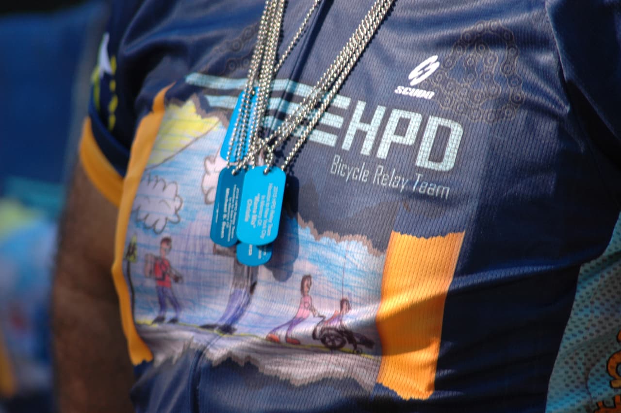 El tintineo de las placas que cuelgan de sus cuellos los animará a continuar con su recorrido y a no darse por vencidos.