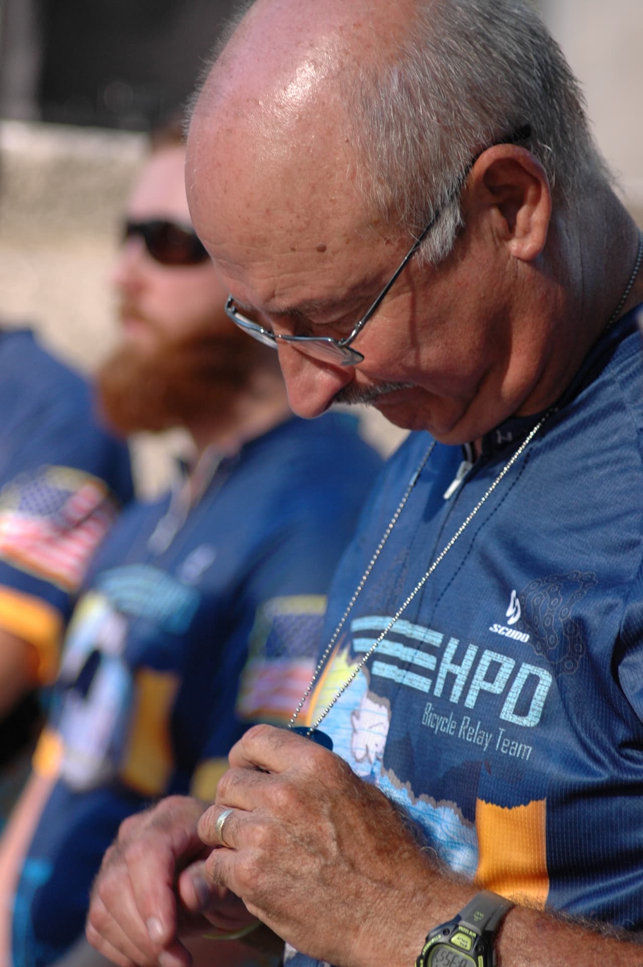 Los policías llevarán colgando de sus cuellos placas con los nombres de personas que sufren cáncer o son sobrevivientes de las enfermedad.