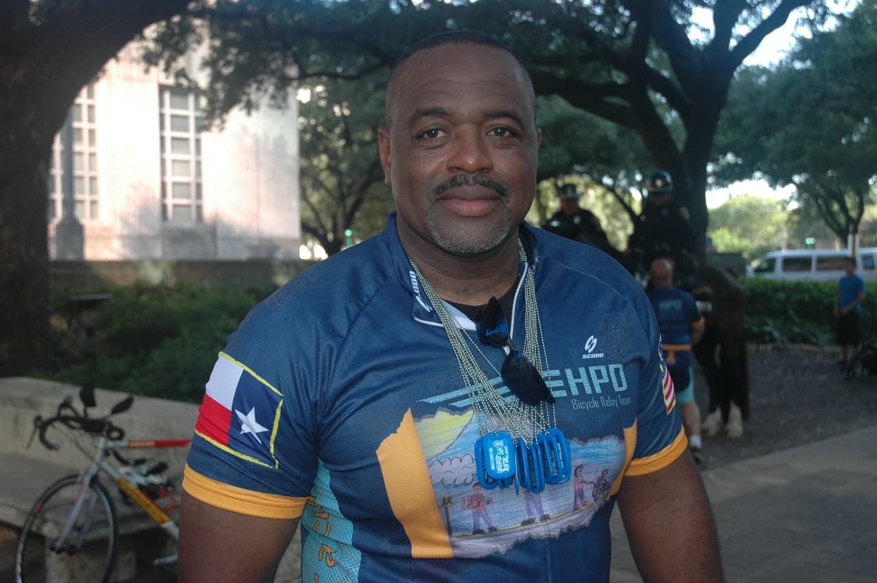 Los policías llevarán colgando de sus cuellos placas con los nombres de personas que sufren cáncer o son sobrevivientes de las enfermedad.