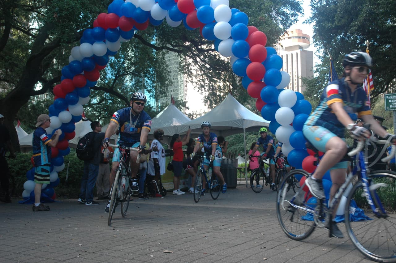Los policías arrancaron su viaje hacia San Francisco desde las afueras de la alcaldía de Houston.