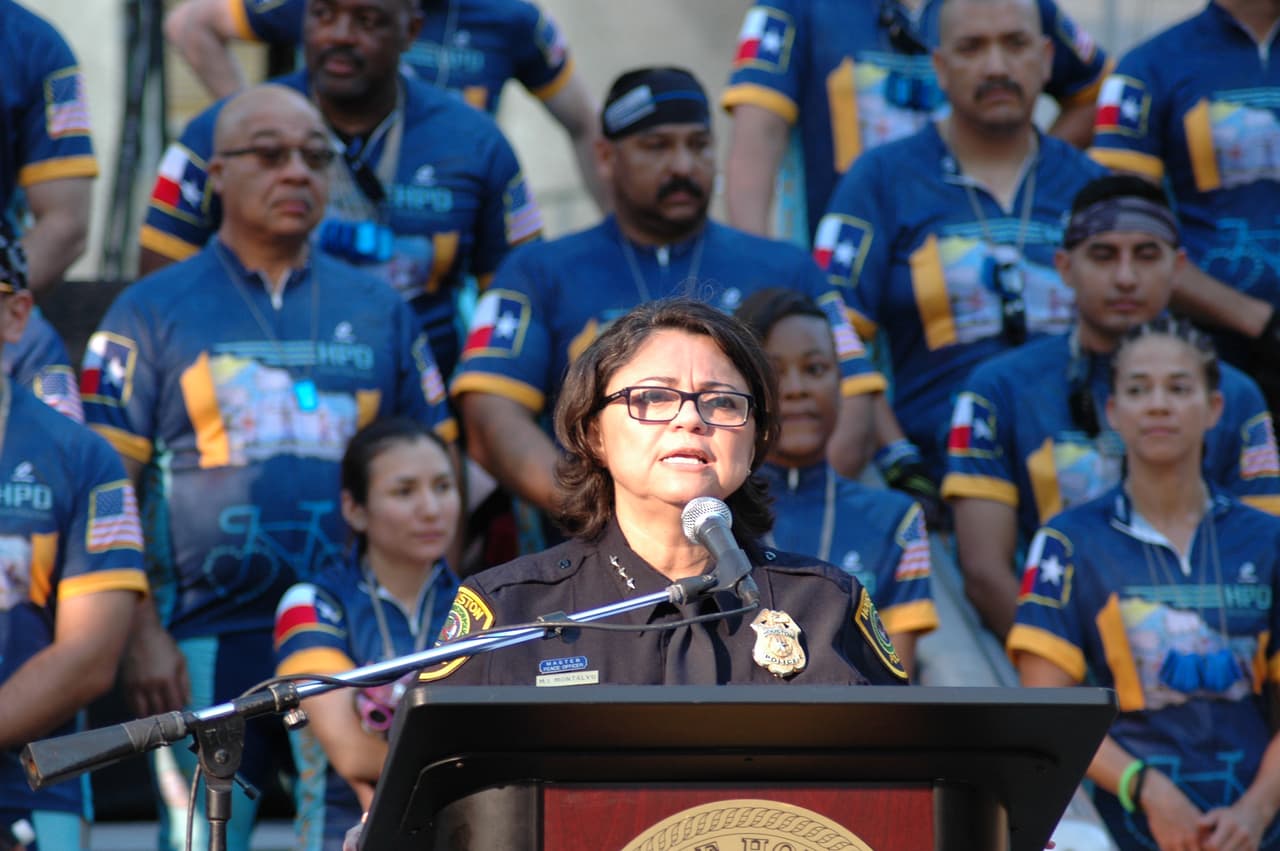 La jefe interina del Departamento de Policía, Martha Montalvo, en la ceremonia que precedió la salida de los ciclistas.