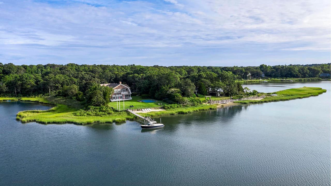 Tiene casi
<b>dos acres</b> con vistas pintorescas hacia la bahía.
<br>