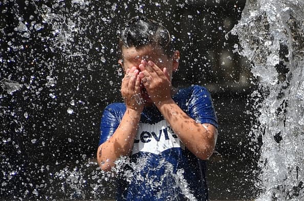 La ola de calor llevó este viernes a que 4,000 escuelas suspendieran las clases para
<b> evitar exponer a los estudiantes a tan altas temperaturas</b>.
