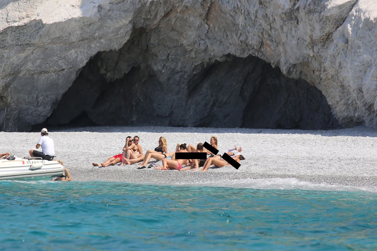 Fue en la playa de Skiathos en Grecia donde la rubia dejó al descubierto sus encantos.