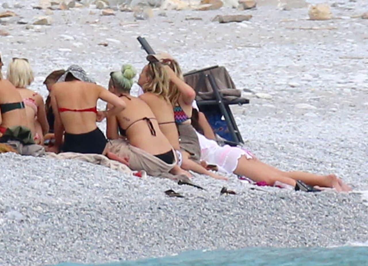 Junto a sus amigas aprovechó un día soleado para agarrar color.