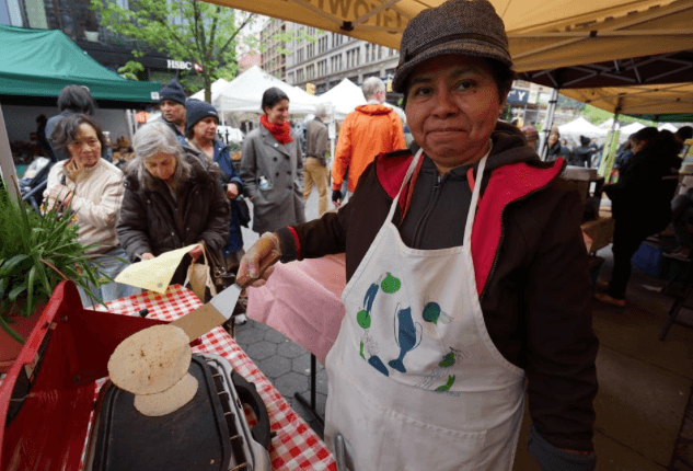 Poblana recurre al nixtamal para tener tortillas "de verdad" en NY