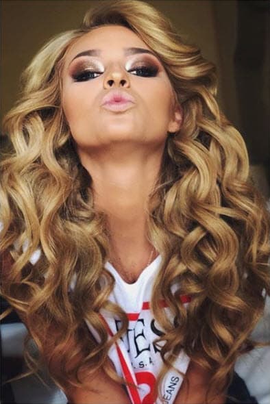 El color de sus ojos también fue otro de los temas que cuestionaron en la red social: "Y también para toda la gente que dice que si son pupilentes, que si esto, que lo otro, la gente cambia mucho dependiendo de su color de cabello. Ahorita soy rubia y mi color de ojos cambia dependiendo de la luz".