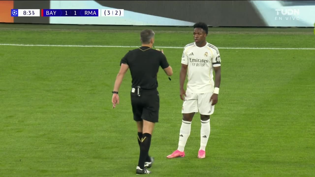 ¡Le llaman la atención! Ojo a la reacción de Vinicius al regaño del árbitro