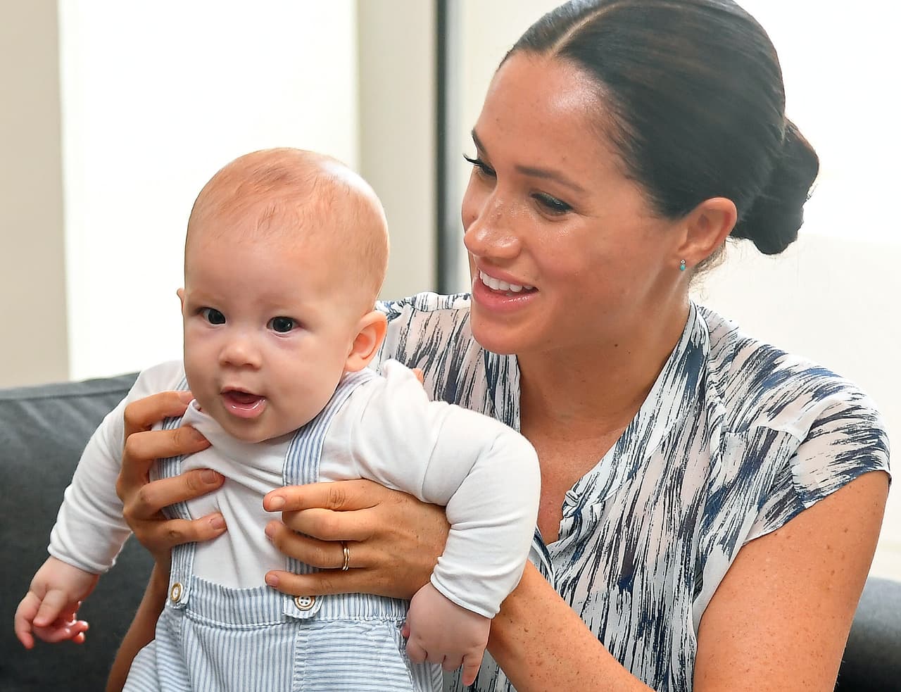 Thomas Markle no fue invitado a la boda de su hija con el príncipe Harry en mayo de 2018. Hasta ahora tampoco hay reportes que indiquen que él ya conoció personalmente a 
<b><a href="https://www.univision.com/famosos/archie-se-robo-el-show-en-sudafrica-donde-meghan-markle-lo-describio-como-un-alma-vieja-fotos" target="_blank">Archie Harrison</a></b>, el primogénito de los duques de Sussex, quien nació en mayo pasado.
<br>