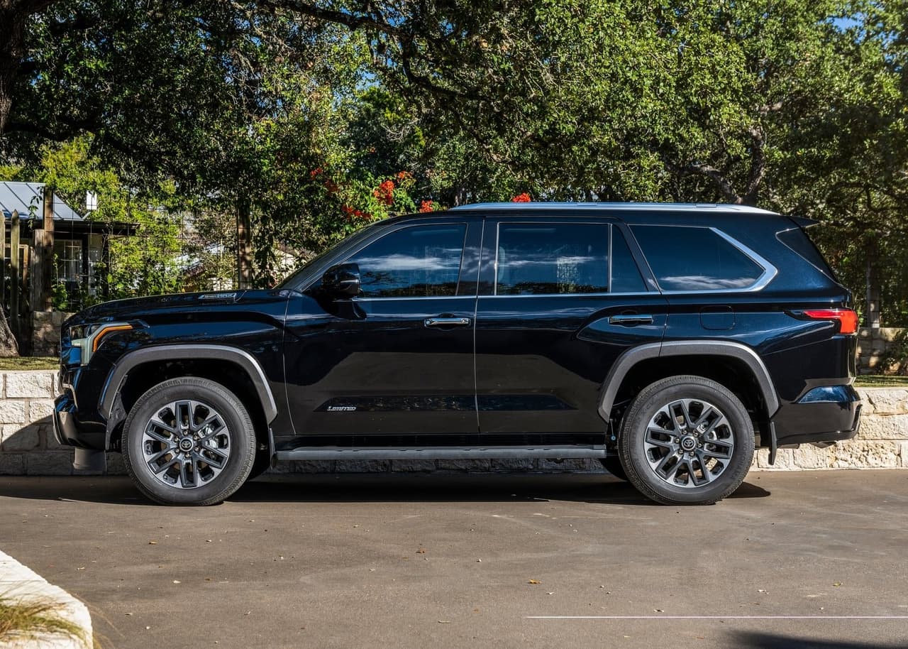 La Toyota Sequoia 2023 se rejuvenece adoptando un estilo moderno, una cabina tecnológica y un sistema de propulsión híbrido.