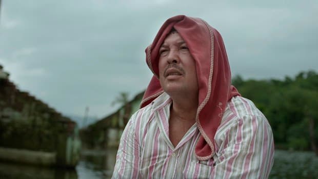 Miro aún viaja en canoa a una isla cercana para traerle hierbas y tortillas a una vaca que quedó abandonada después de la inundación.