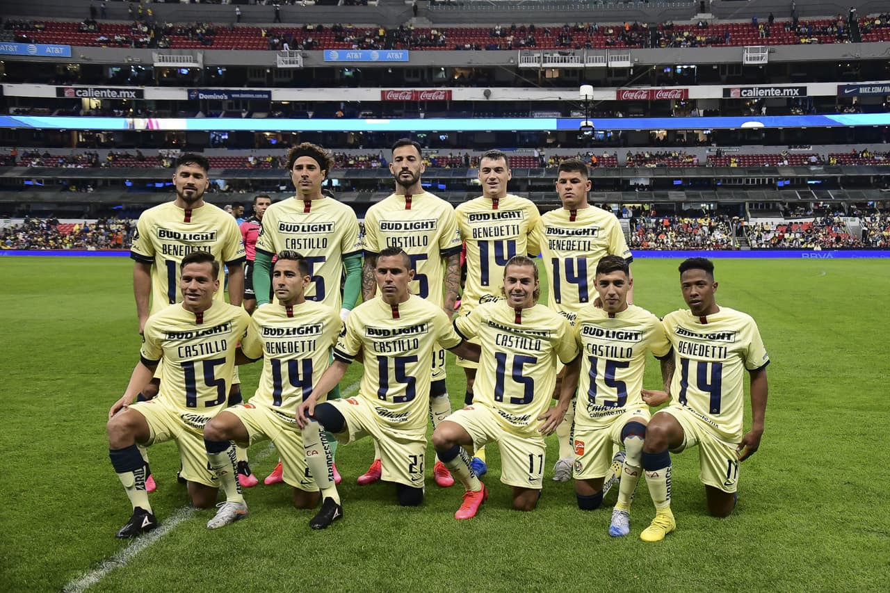 Previo al juego, durante el calentamiento y en la foto oficial, jugadores de América recuerdan con cariño y envían muestra de apoyo para sus futbolistas lesionados.