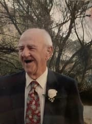 <b>Eric Singer, 86 años.</b>
<br>
<br>Se le vio por última vez en North Rio Cancion. Quien tenga datos de su localización puede comunicarse al 911.