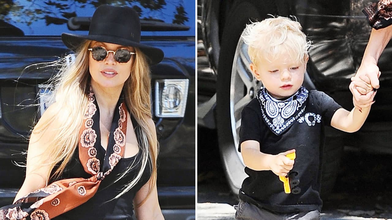Mira a Fergie con su hijo Axl.