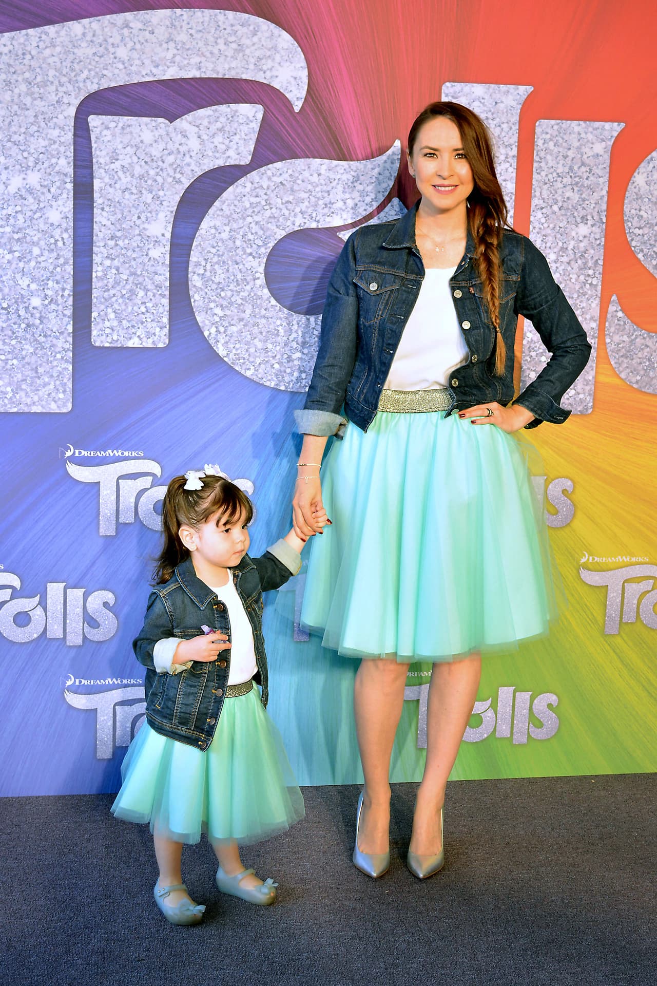 También Andrea Torre, coordinadita con su linda hija.