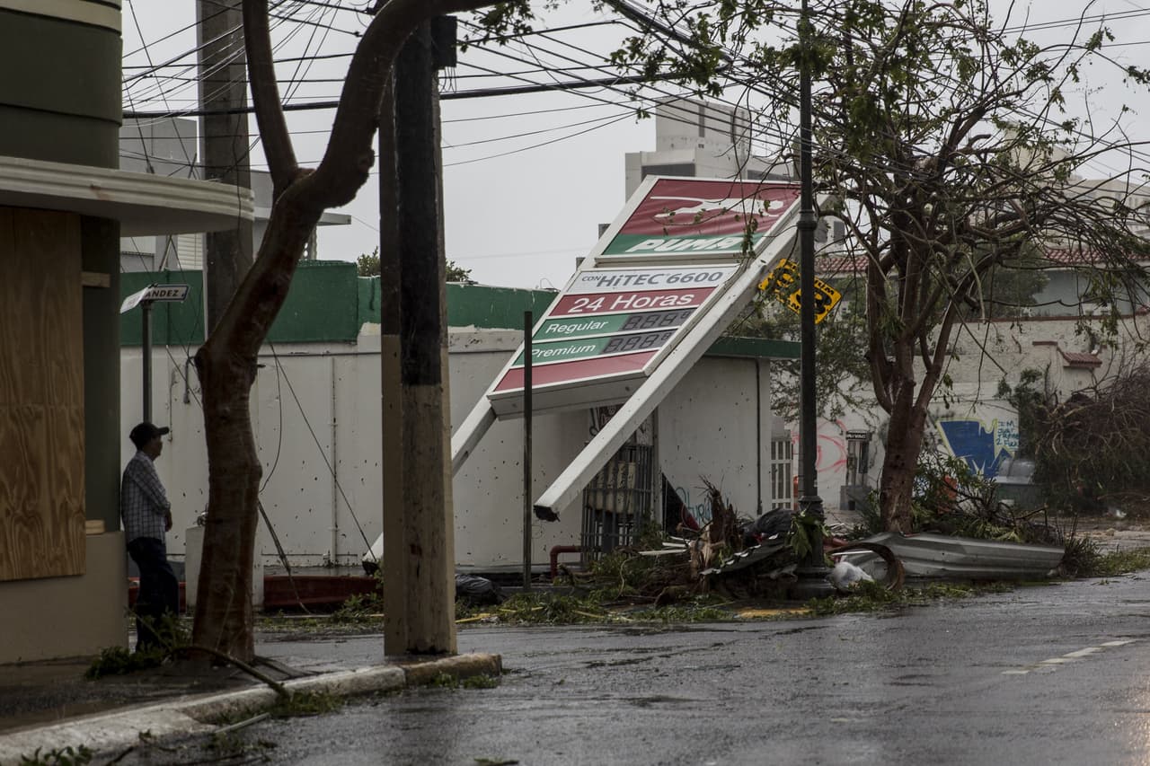 Letreros derribados por los vientos en Miramar, san Juan.