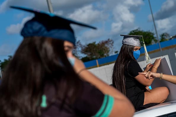Para los estudiantes la celebración de la graduación es uno de los momentos más esperado de su vida académica, y este año la
<a href="https://www.univision.com/temas/coronavirus">pandemia</a> trastocó los planes.