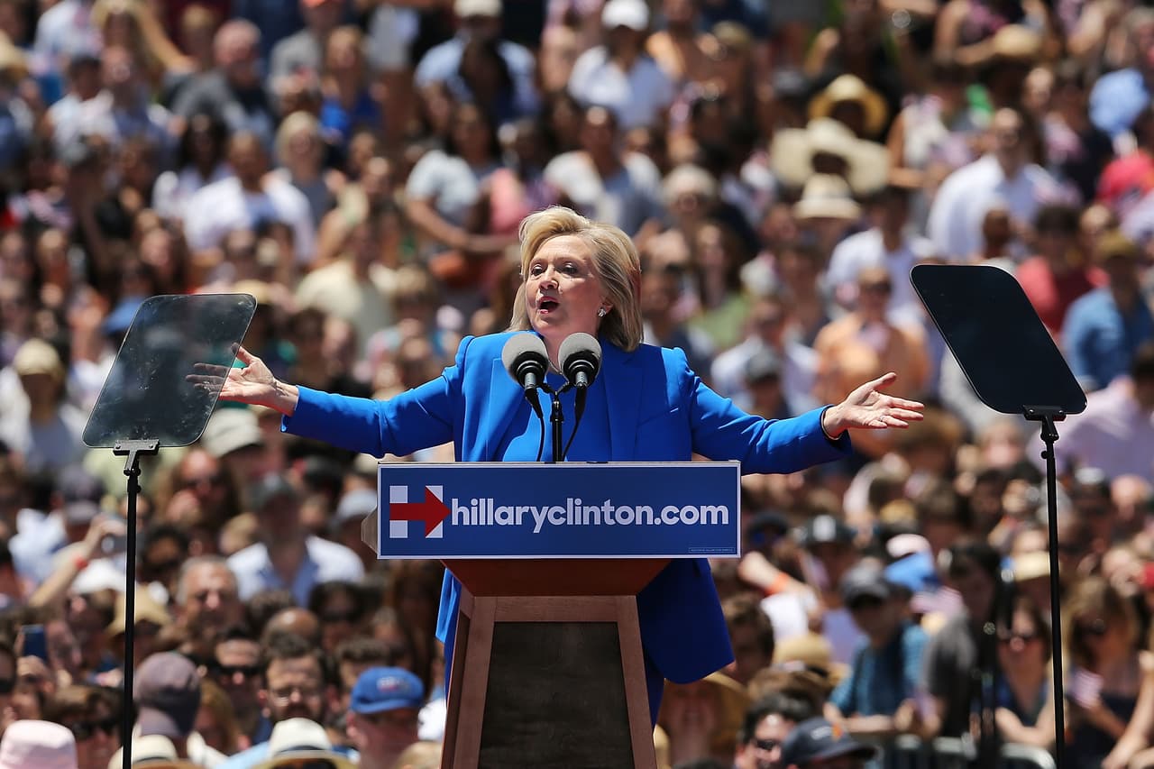 <b>Una nueva oportunidad</b>. La exsecretaria presenta su campaña a la multitud. En su primer discurso multitudinario tras 10 semanas de campaña, 
<a href="http://www.univision.com/noticias/clinton-busca-despertar-el-entusiasmo-con-un-evento-multitudinario-en-ny">Hillary Clinton se presentó en Nueva York</a> como defensora de las minorías y los estadounidenses de clase media. "La prosperidad no puede ser solo para los CEOs y gestores de fondos de alto riesgo", dijo Clinton ante miles de asistentes en un evento al aire libre en Roosevelt Island. 13 de junio de 2015.