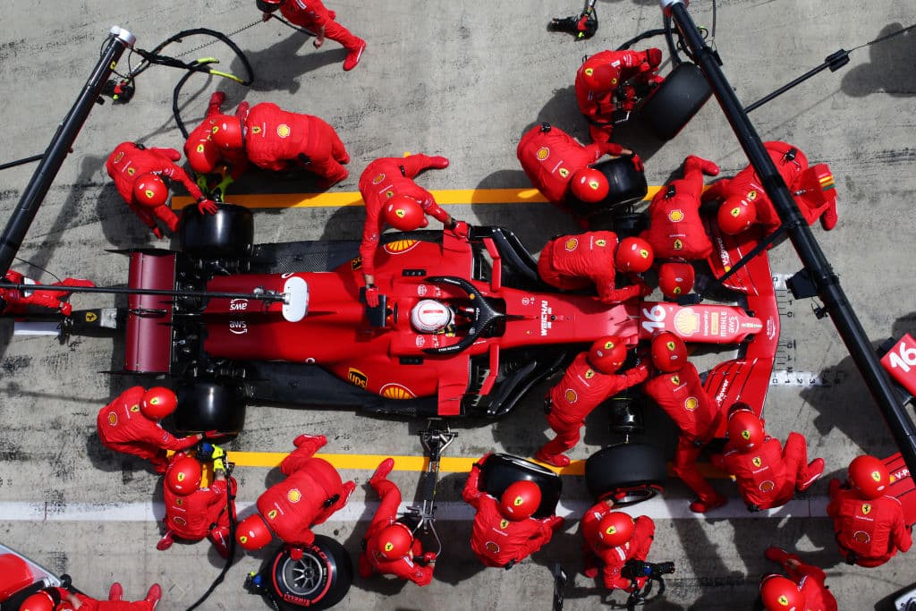 Max Verstappen se lleva el Gran Premio de Estiria en la Formula 1. El piloto neerlandés es número uno en el ranking de pilotos dejando muy atrás a Lewis Hamilton, quien quedó segundo; Bottas se queda con la tercera plaza. El mexicano Sergio Pérez no logra subir esta vez al podio, sin embargo sigue produciendo grandes resultados para Red Bull.