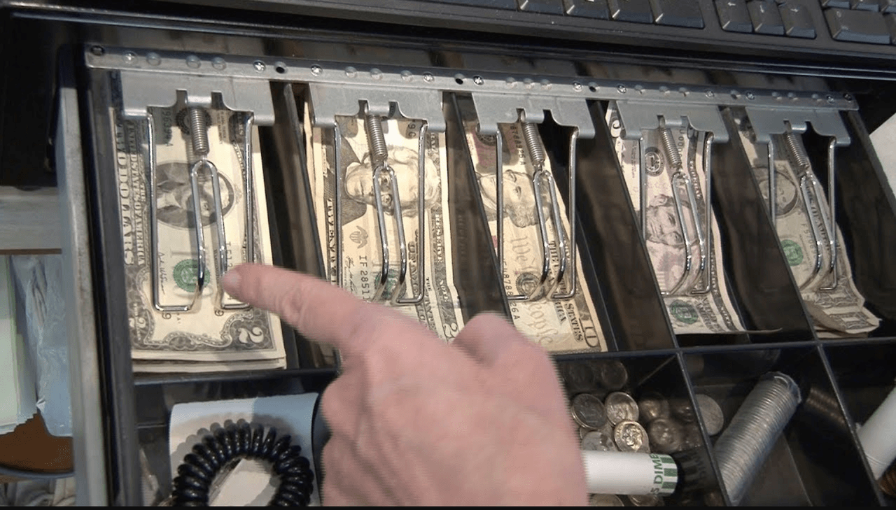 Su poca impresión se basa en la poca demanda que el papel moneda tiene entre los consumidores ya que de acuerdo con El Departamento del Tesoro ni el Sistema de la Reserva Federal puede forzar la distribución o el uso de cualquier denominación monetaria en bancos, empresas o manos particulares.