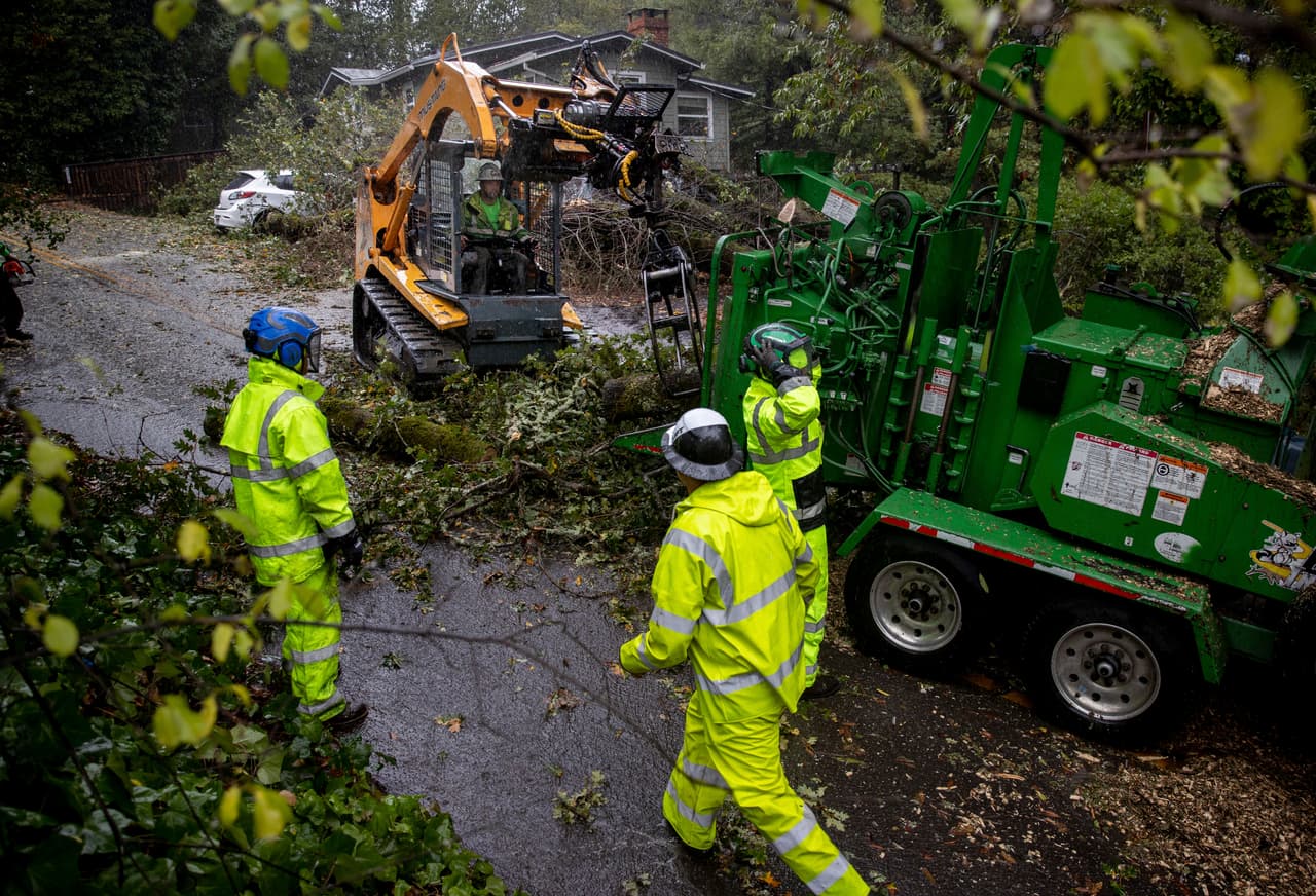 Trabajadores retirando escombros y vegetación en una calle de Forestville, California. El ‘río atmosférico’ es una “columna de humedad larga y ancha que se desplazó desde el océano Pacífico”, 
<a href="https://apnews.com/article/us-news-ap-top-news-weather-ca-state-wire-storms-50322911869043628ebc8217b7e6978e"><u>según la agencia AP</u></a>.