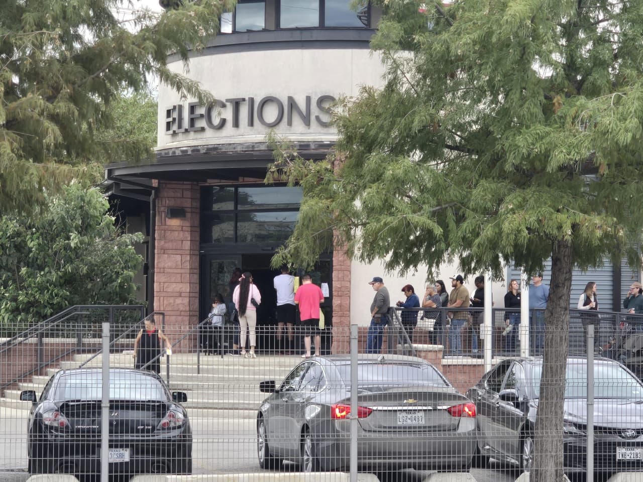 Votantes reportan que la fila se está tardando de unos 15 a 30 minutos.