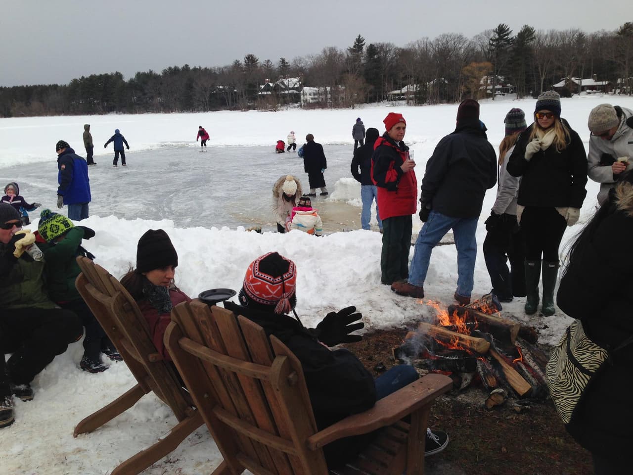 <b><a href="https://www.skytop.com/event/winter-beer-festival/">Winter Beer Festival (4 de febrero)</a></b>. Reúne a tus amigos y disfruta del aire fresco de invierno, la música en vivo, el lanzamiento de hachas, excelente comida y patinaje sobre hielo en el lago.