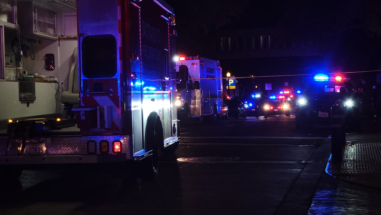 Por la mañana, familiares y amigos comenzaron a reunirse en las inmediaciones del perímetro de investigación para obtener información sobre sus seres queridos.