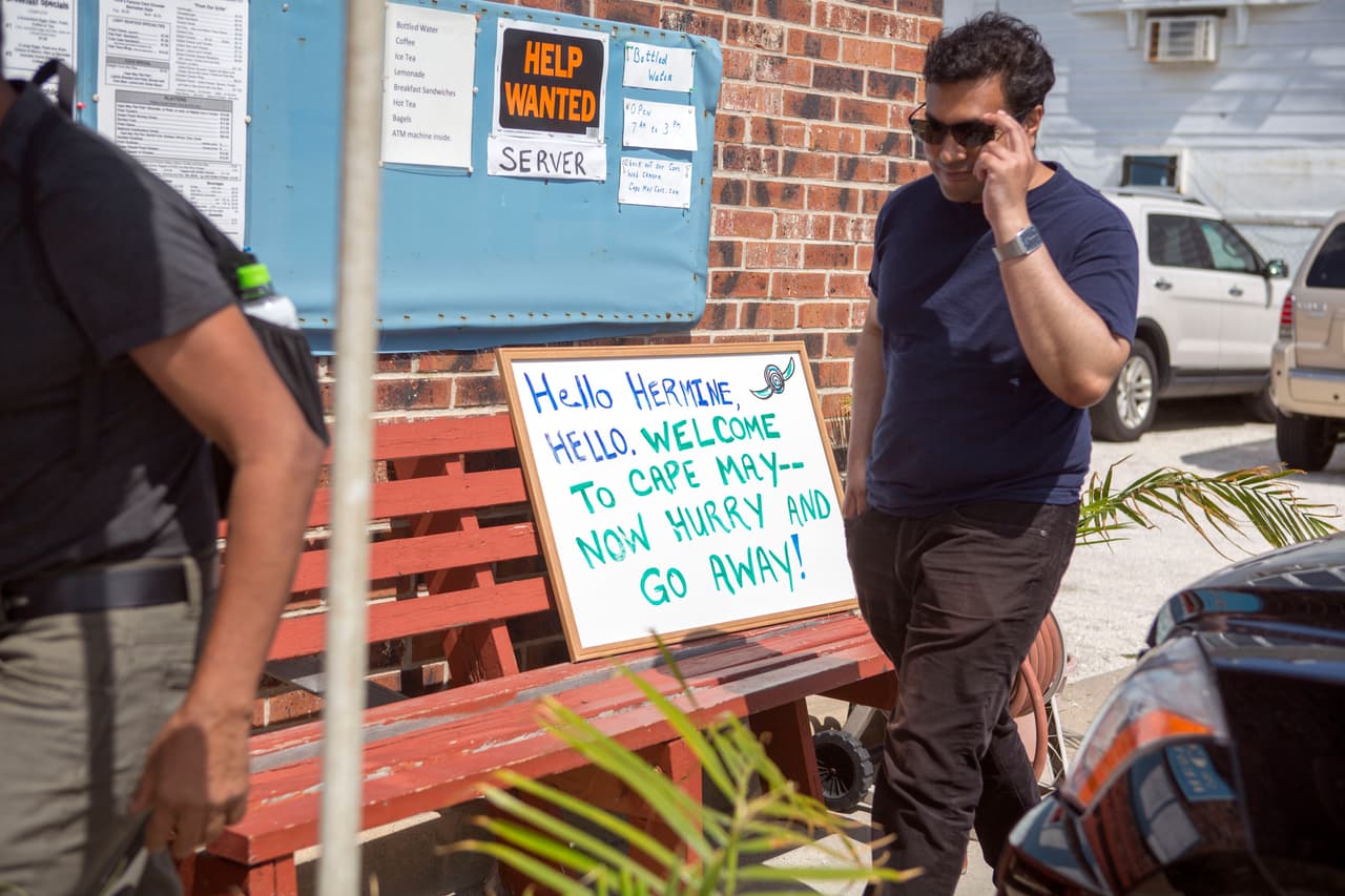 "Hola y adiós" le dan a Hermine en este restaurante de Cape May, Nueva Jersey, donde no la quieren ni de mesera.