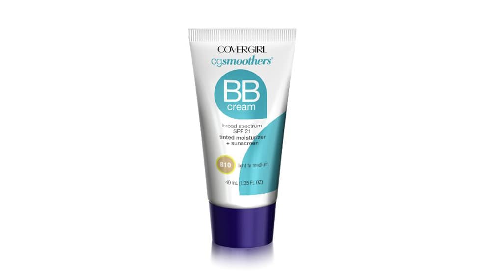 2. SMOOTHERS BB CREAM TINTED MOISTURIZER, Cover Girl Walgreens, $8.29 dólares|Ideal para quienes no tienen muchas imperfecciones y quieren darle un toque ligero de color a la piel. Hay tres tonos disponibles, su fórmula tiene protector solar. Su textura es ligera y se funde cómodamente en la piel.