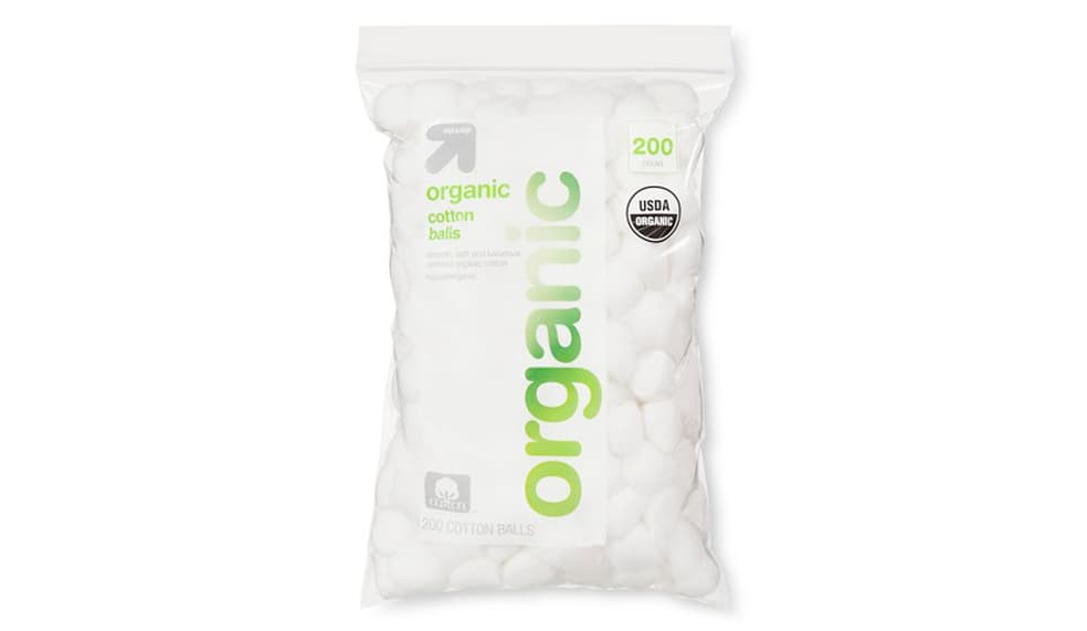 17. COTTON BALLS, Up & up, Target, $4,79 dólares | | Si cuidas tu piel sabes que siempre debes de tener suficiente algodón para poder retirar el maquillaje. Cuando te aplicas el maquillaje, muchas veces debes de respetar ir de menos a más. En el caso del algodón pasa todo lo contrario, nunca debes de escatimar en la cantidad de algodones que usas. Estas bolitas de algodón orgánico son ideales para eliminar suavemente el maquillaje.