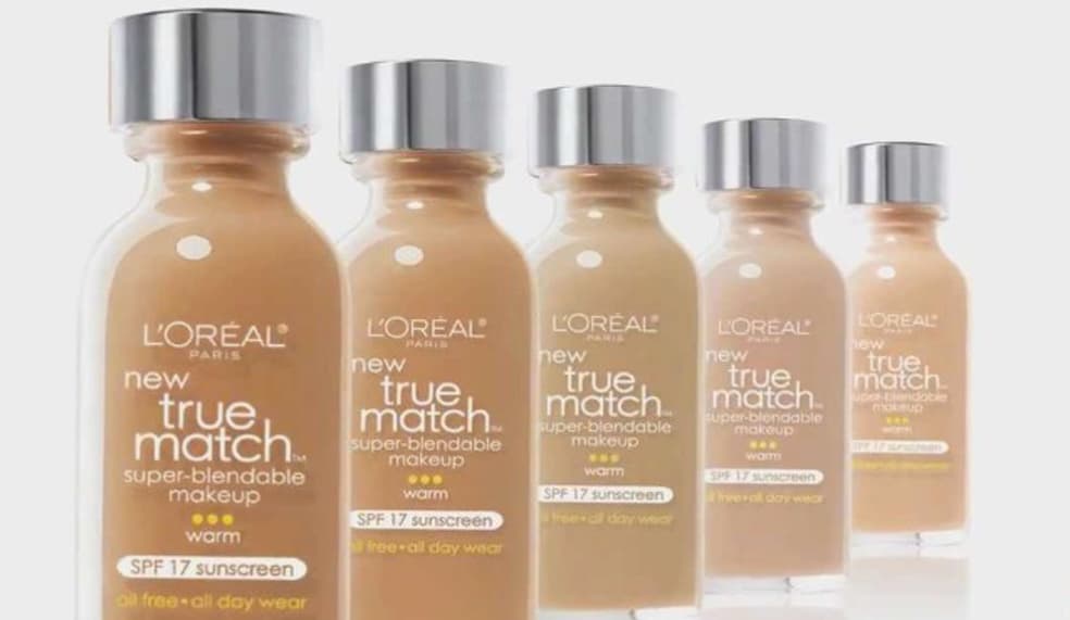3. TRUE MATCH SUPER-BLENDABLE, L’Oréal Paris, Target, $7.59 dólares |Sus 33 tonos disponibles funcionan muy bien. Es libre de fragancia y evita tapar los poros. Después de aplicar esta base de maquillaje la piel se ve luminosa y con un acabado sano. La puedes aplicar con ayuda de una esponja o de una brocha.