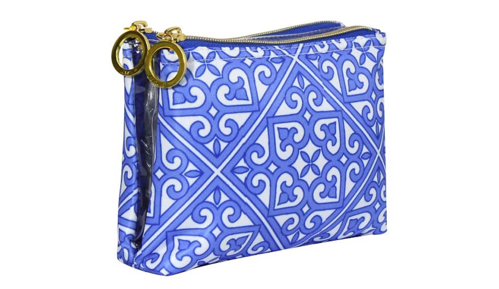 8. COSMETIC BAG, Morrocan Blue, Target, $9.99 dólares | Los dos compartimentos de esta bolsa son ideales para guardar tu maquillaje y mantenerlo en orden. Si se mancha se limpia fácilmente con un paño seco. Como las divisiones son transparentes fácilmente puedes ver que es lo que llevas en su interior.