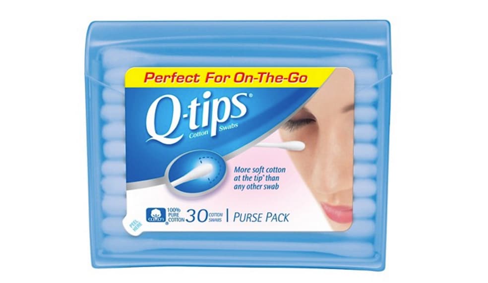 16. Q-TIPS, Blue Purse Pack, Target, $.97 dólares| Este pequeño paquete con 30 Q-tips es ideal para llevarlo cuando viajas y retirar con ellos suavemente el maquillaje de los ojos. Gracias a su empaque, no se dispersan por toda la bolsa de maquillaje y se mantienen limpios todo el tiempo.