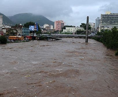 La memoria de los ríos. En los últimos 70 o 100 años los ríos se fueron secando a medida que la ciudad fue creciendo. Lechos secos fueron tomados para construir barrios, industrias, escuelas, iglesias, campos deportivos, estaciones de bomberos, parques, jardines... Pero cuando la tormenta pasa los ríos recobran la memoria y reclaman trayectorias que el hombre creía olvidadas.