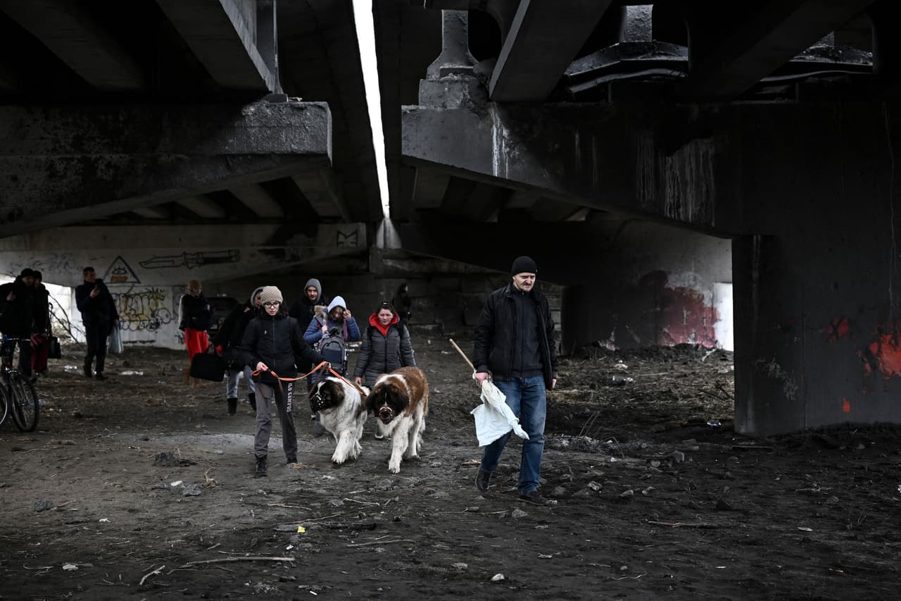 Las fuerzas rusas bombardean ciudades ucranianas desde tierra, mar y aire. El lunes, comenzaron a lanzar advertencias de que se estaban preparando para un asalto a la capital, Kiev.