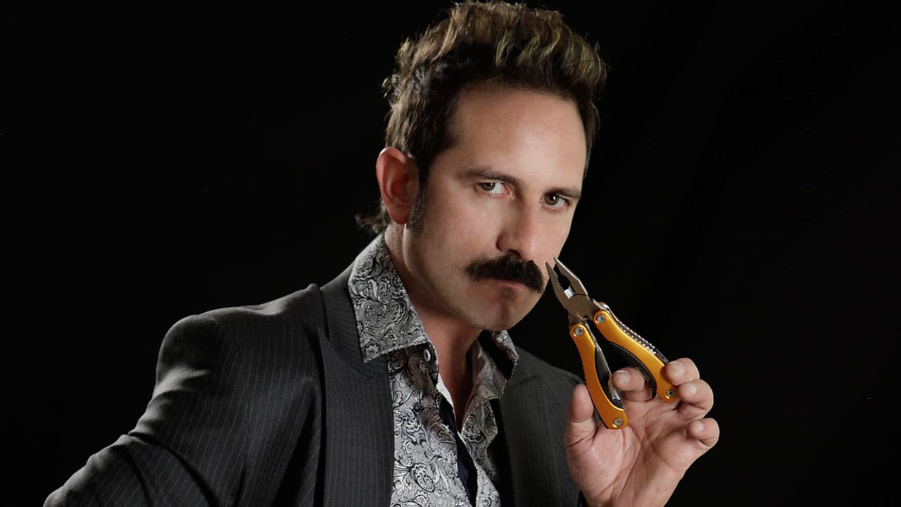 Además de dejarse una coleta y también el bigote.