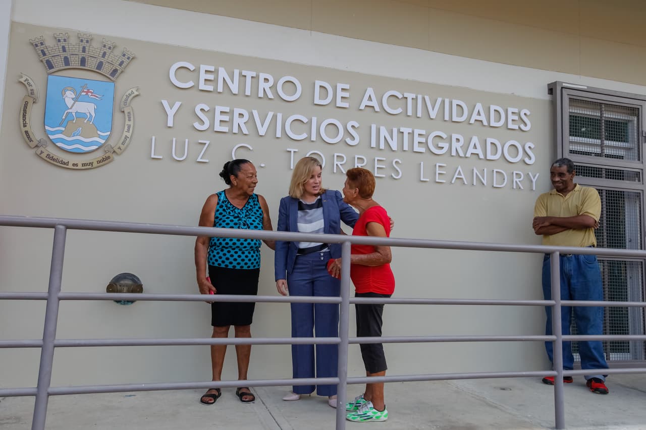 Alcaldesa de San Juan inaugura centro de servicios en el residencial Nemesio R. Canales