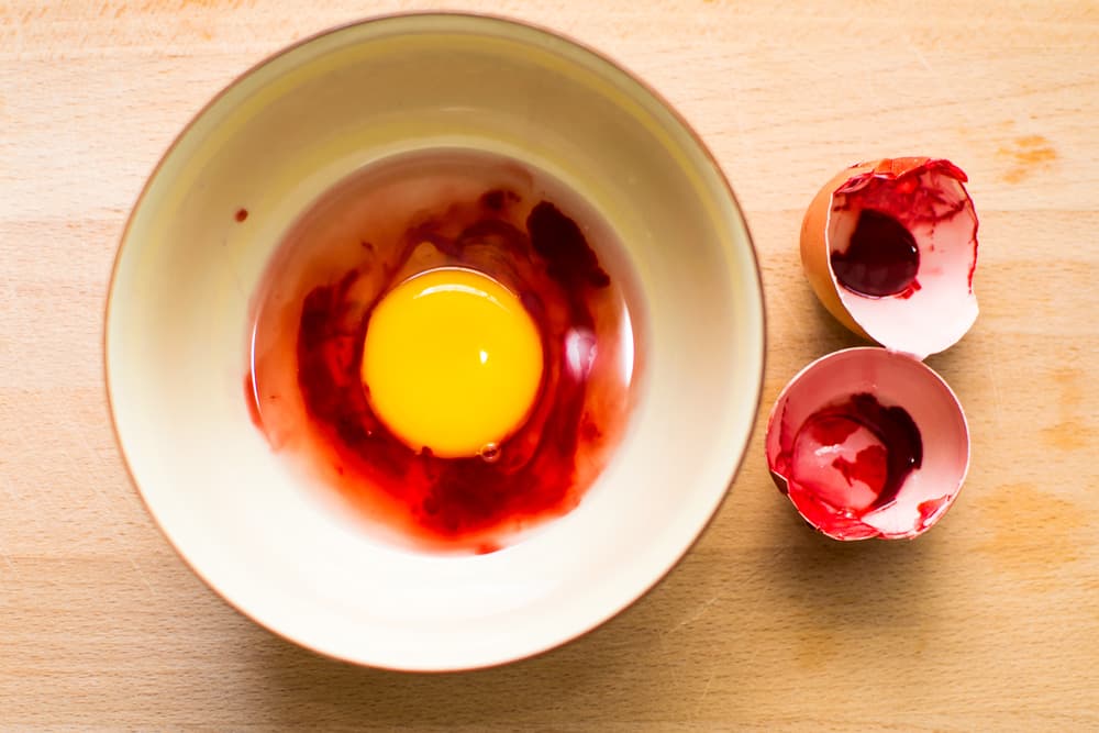 Si encuentras sangre en el huevo, significa que alguien te está haciendo brujería o también que debes ir a revisión al doctor por problemas de salud en el hígado o riñones.