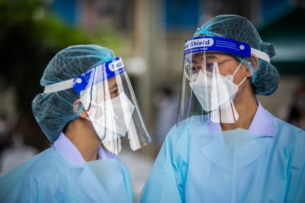 Es por eso, que, como táctica para cubrir el poco personal, se han abierto las fronteras para contratar enfermeros del extranjero.