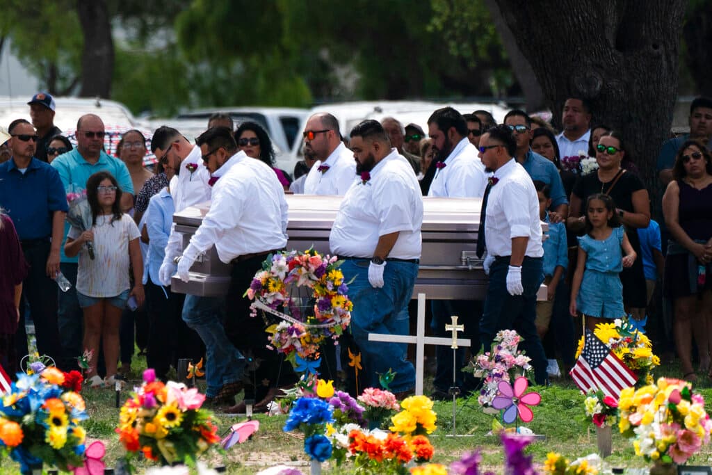 Un numeroso grupo de personas acudió al cementerio de Uvalde donde fue enterrada la niña Amerie Jo Garza.