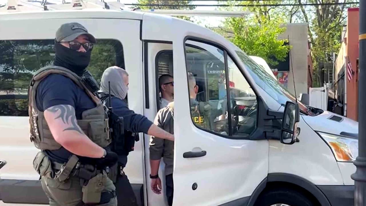 “¿Por qué llevan máscaras?”: mujer encara a agentes de ICE tras redada en Nueva Jersey