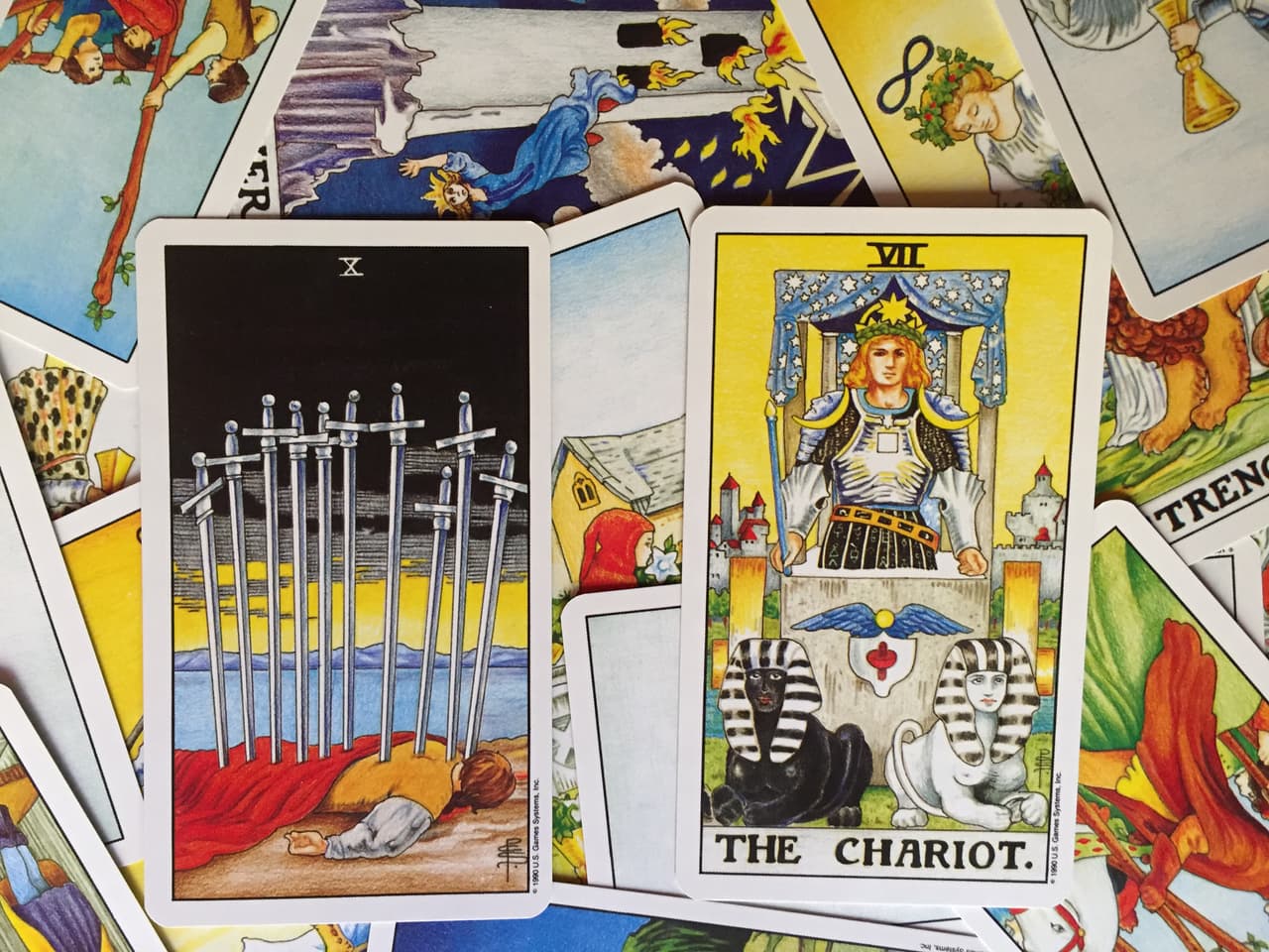 Hay que decir que no está relacionada a la muerte, por más que veamos al tipo ahí muerto junto a las aguas. La persona ya no vive, quizá fue torturada y pues con un deceso terrible con diez espadas - cuando con una hubiera sido más que suficiente. Pero el punto de que ha fallecido que queremos subrayar es que simboliza el final de su dolor, la interrupción del mal.