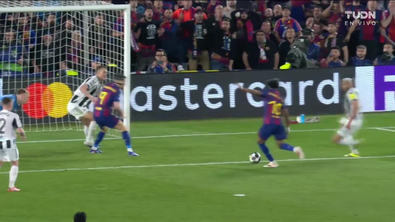 ¡El oso del torneo! Lamine tenía que empujar el balón y lo manda a la grada