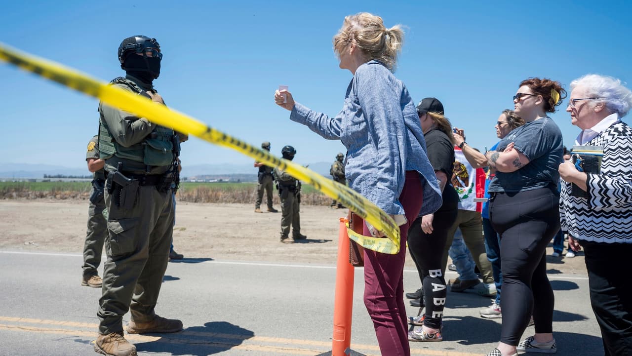 Se reportaron daños a vehículos oficiales y un sujeto no identificado abrió fuego contra agentes, lo que llevó al 
<a href="https://www.univision.com/local/los-angeles-kmex/fbi-ofrece-recompensa-50000-sospechoso-disparar-redada-camarillo">FBI a ofrecer una recompensa de $50,000 </a>por su identificación.