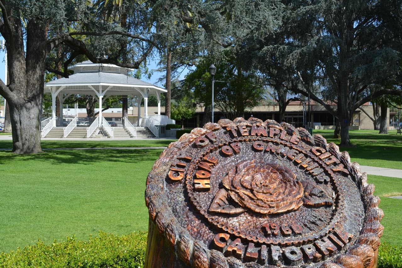 <b>Temple city</b>, en el condado de Los Ángeles, se ubica en el lugar 41.
<br>
<br>
<b>Población:</b> 36,500
<br>
<b>Salario promedio: </b>$69,853
<br>
<b>Tasa de crimen violento: </b>1.48 por cada mil habitantes
<br>
<b>Tasa de crimen a la propiedad: </b>15.12 por cada mil habitantes
<br>