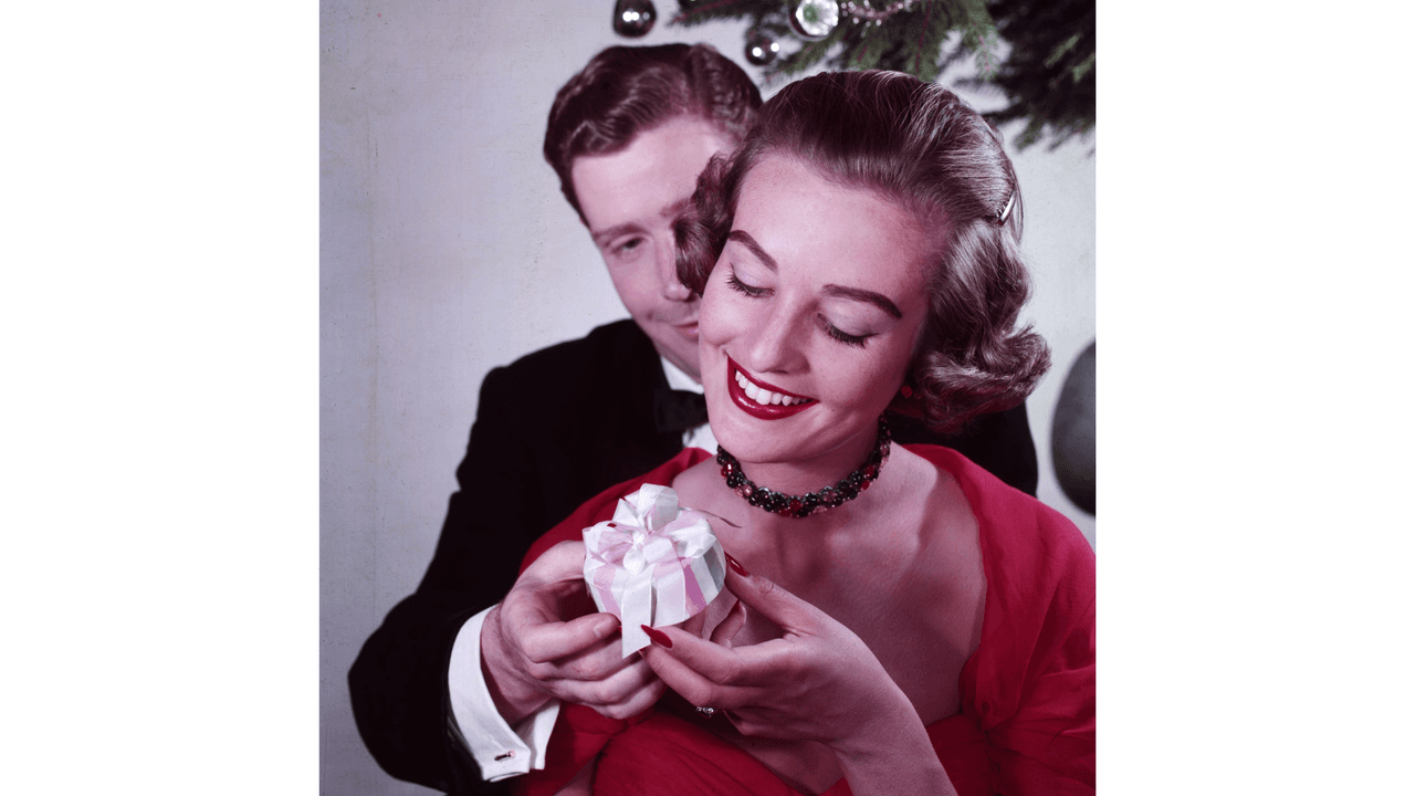 Los regalos excesivos, innecesarios o lujosos que no corresponden con el inicio de una relación son parte del 'love bombing'