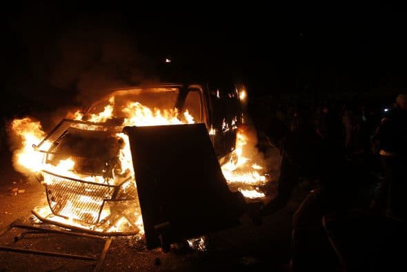 Por la tarde, una turba se apoderó de un coche de la policía, y le prendió fuego.