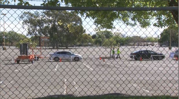 La prueba no es para personas con síntomas severas, sino una manera de dar alivio a los laboratorios y hospitales que actualmente administran pruebas. Verily usa un 
<a href="https://www.projectbaseline.com/study/covid-19/" target="_blank">cuestionario en internet</a> para identificar quiénes podrían estar contagiado con el virus. Las pruebas solo se administran a los mayores de 18 años.